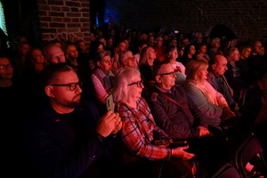 Benefis Bartka Szułakiewicza - Publiczność siedzi przed sceną i słucha koncertu.