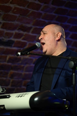 Benefis Bartka Szułakiewicza - Piotr Kita na scenie podczas koncertu.