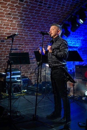 Benefis Bartka Szułakiewicza - Bartek Szułakiewicz występuje na scenie.