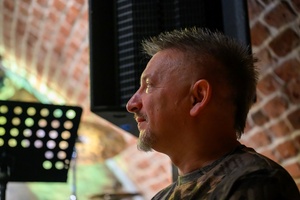 Benefis Bartka Szułakiewicza - Prezydent Tarnowa Jakub Kwaśny na scenie wręcza jubilatowi list gratulacyjny.