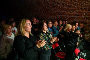 Benefis Bartka Szułakiewicza - Publiczność oklaskuje artystów na stojąco.