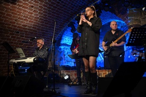 Benefis Bartka Szułakiewicza - Kasia Kalita, Bartek Szułakiewicz z zespołem na scenie podczas koncertu.