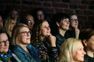 Benefis Bartka Szułakiewicza - Publiczność siedzi przed sceną i słucha koncertu.