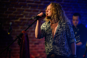Koncert: The Bad Tales - Maksymilian Kwapień - wokalista The Bad Tales podczas koncertu w Piwnicach TCK