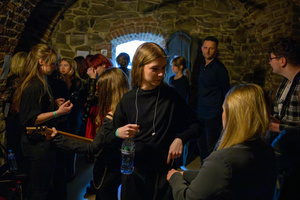 Koncert: SM Rock - Backstage - uczniowie przygotowują się do występu na scenie.