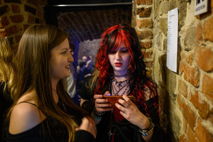 Koncert: SM Rock - Backstage - uczniowie przygotowują się do występu na scenie.