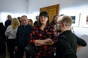 Wystawa: w cyklu Wernisaże Dzień po Dniu - Publiczność oglądająca wystawę.