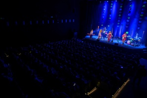 Koncert: Lor - Na scenie występujący zespół Lor z perspektywy balkonu