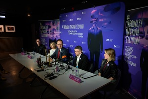 Konferencja prasowa 40. Tarnowskiej Nagrody Filmowej - Przy stole konferencyjnym od lewej: Tomasz Kapturkiewicz - dyr. TCK, Magdalena Piątek - dyr. TNF, Jakub Kwaśny - prezydent Tarnowa, Kuba Armata - dyr. artystyczny TNF, Dominika Dąbek - z-ca dyr. TCK