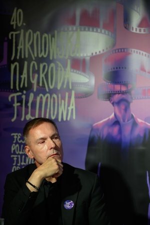 Konferencja prasowa 40. Tarnowskiej Nagrody Filmowej - Tomasz Kapturkiewicz przysłuchujący się wypowiedziom prelegentów