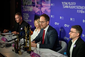 Konferencja prasowa 40. Tarnowskiej Nagrody Filmowej - Prezydent Tarnowa Jakub Kwaśny zapraszający za pośrednictwem mediów mieszkańców Tarnowa do udziału w imprezach 40. TNF