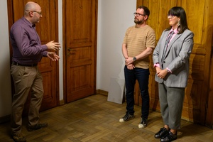 Wernisaż wystawy "Ślad człowieka" w cyklu Wernisaże Dzień po Dniu - Marcin Dąbek i Agnieszka Moskal wywołani na otwarciu wystawy na środek przez Tomasza Sobczaka
