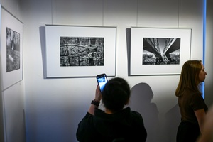 Wernisaż wystawy "Ślad człowieka" w cyklu Wernisaże Dzień po Dniu - Publiczność wystawy oglądająca fotografie