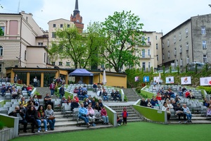 Koncert Chóralne Majówki: Chór Fox Vox - Zgromadzeni w Amfiteatrze widzowie w oczekiwaniu na występ