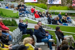 Koncert Chóralne Majówki: Chór Fox Vox - Publiczność wsłuchująca się w występ chóru