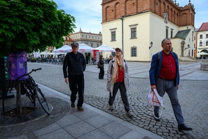 40. TNF: Prolog - Autor wystawy "Remembering Krzysztof Kieślowski" Piotr Jaxa, Kaja Łuczyńska i Mikołaj Jazdon zmierzający na wernisaż