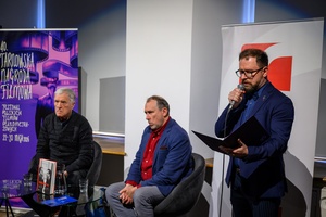 40. TNF: Prolog - Marcin Dąbek otwierający wystawę "Remembering Krzysztof Kieślowski" i zapraszający na spotkanie z jej autorem Piotrem Jaxą i Mikołajem Jazdonem