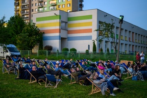 40. TNF: Dzień 2 (23.05.26) - Umoszczeni w leżakach widzowie przed projekcją plenerową pod Domem Kultury Westerplatte