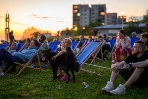 40. TNF: Dzień 2 (23.05.26) - Umoszczeni w leżakach widzowie przed projekcją plenerową pod Domem Kultury Westerplatte