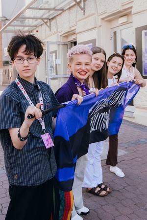 40. TNF: Dzień 4 (25.05.26) - Jury Młodzieżowe i wolontariusze przed kinem Marzenie