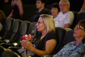 40. TNF: Dzień 5 (26.05.26) - W sali kinowej widzka zadająca pytanie do twórców filmu "Dziecko z pyłu"
