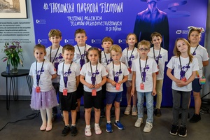 40. TNF: Dzień 5 (26.05.26) - W hallu kina Jury Dziecięce 40. TNF na tle ścianki festiwalowej