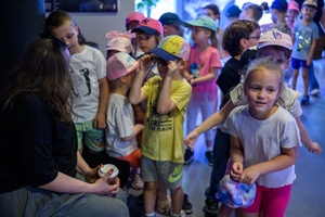 40. TNF: Dzień 5 (26.05.26) - Grupy dziecięce przybywające do kina na projekcje Filmów Młodego Widza