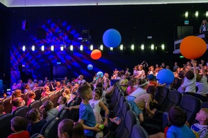 40. TNF: Dzień 5 (26.05.26) - Najmłodsi widzowie w sali kinowej podczas zabaw i animacji przed seansem