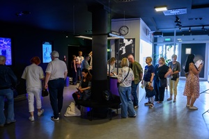 40. TNF: Dzień 5 (26.05.26) - Widzowie w hallu kina przed projekcją "Dziecka z pyłu" Weroniki Mliczewskiej