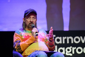 40. TNF: Dzień 5 (26.05.26) - Na scenie Marzenia Ryszard Jaźwiński prowadzący spotkanie z reżyserką filmu "Dziecko z pyłu" Wiktorią Mliczewską