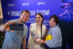 40. TNF: Dzień 5 (26.05.26) - W hallu Marzenia widzowie pozujący do zdjęcia na ściance festiwalowej