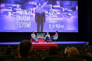 40. TNF: Dzień 5 (26.05.26) - Na scenie Marzenia spotkanie po projekcji filmu "Dziecko z pyłu" (od lewej) prowadzący Ryszard Jaźwiński, reżyserka Wiktoria Mliczewska, operator zdjęć Mikael Lypiński