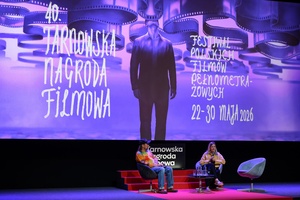 40. TNF: Dzień 5 (26.05.26) - Na scenie Marzenia (od lewej) Ryszard Jaźwiński prowadzący spotkanie z reżyserką filmu "Dziecko z pyłu" Wiktorią Mliczewską