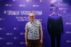 40. TNF: Dzień 6 (27.05.26) - W hallu Marzenia pozujący na ściance festiwalowej ilustrator książeczek o przygodach skarpetek - Daniel de Latour