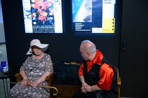 40. TNF: Dzień 6 (27.05.26) - Widzowie w hallu Marzenia w oczekiwaniu na projekcję konkursową filmu "Brat" Macieja Sobieszczańskiego