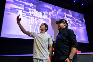 40. TNF: Dzień 6 (27.05.26) - W sali kinowej wspólne zdjęcie fana z Filipem Wiłkomirskim, odtwórcą głównej roli w filmie "Brat"