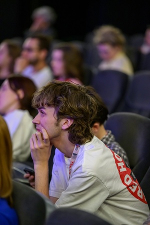 40. TNF: Dzień 6 (27.05.26) - W sali kinowej widzowie podczas spotkania ze współscenarzystą filmu "Nie ma duchów w mieszkaniu na Dobrej" - Kamilem Marczakiem