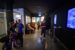 40. TNF: Dzień 6 (27.05.26) - Widzowie w hallu Marzenia w oczekiwaniu na projekcję konkursową filmu "Brat" Macieja Sobieszczańskiego