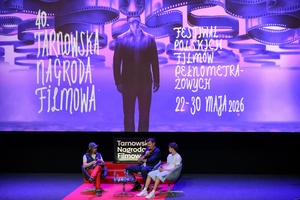 40. TNF: Dzień 6 (27.05.26) - Na scenie Ryszard Jaźwiński prowadzący spotkanie twórcami filmu "Brat", reżyserem Maciejem Sobieszczańskim i odtwórcą głównej roli Filipem Wiłkomirskim. Kadr z balkonu