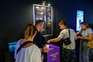 40. TNF: Dzień 6 (27.05.26) - W hallu Marzenia widzowie po projekcji konkursowej filmu "Brat" oddający głosy w plebiscycie publiczności