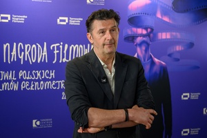 40. TNF: Dzień 6 (27.05.26) - W hallu Marzenia pozujący do zdjęcia na ściance festiwalowej reżyser filmu "Brat" - Maciej Sobieszczański