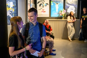 40. TNF: Dzień 6 (27.05.26) - Widzowie w hallu Marzenia w oczekiwaniu na projekcję konkursową filmu "Brat" Macieja Sobieszczańskiego