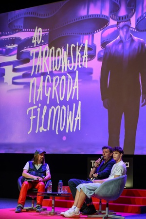 40. TNF: Dzień 6 (27.05.26) - Na scenie Ryszard Jaźwiński prowadzący spotkanie twórcami filmu "Brat", reżyserem Maciejem Sobieszczańskim i odtwórcą głównej roli Filipem Wiłkomirskim