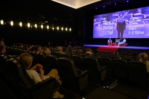 40. TNF: Dzień 6 (27.05.26) - Na scenie Ryszard Jaźwiński prowadzący spotkanie twórcami filmu "Brat", reżyserem Maciejem Sobieszczańskim i odtwórcą głównej roli Filipem Wiłkomirskim. Kadr z perspektywy widowni