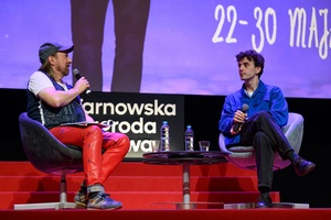 40. TNF: Dzień 6 (27.05.26) - Na scenie Marzenia spotkanie (od lewej) Ryszard Jaźwiński prowadzący spotkanie ze współscenarzystą filmu "Nie ma duchów w mieszkaniu na Dobrej" - Kamilem Marczakiem