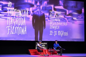 40. TNF: Dzień 6 (27.05.26) - Na scenie Marzenia spotkanie (od lewej) Ryszard Jaźwiński prowadzący spotkanie ze współscenarzystą filmu "Nie ma duchów w mieszkaniu na Dobrej" - Kamilem Marczakiem