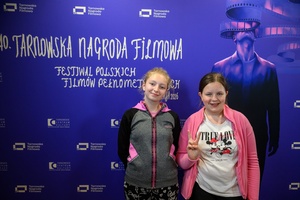40. TNF: Dzień 7 (28.05.26) - W hallu Marzenia widzowie pozujący do zdjęcia na ściance festiwalowej