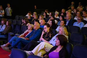 40. TNF: Dzień 7 (28.05.26) - Widzowie w sali kinowej podczas spotkania po projekcji filmu "Ministranci" Piotra Domalewskiego