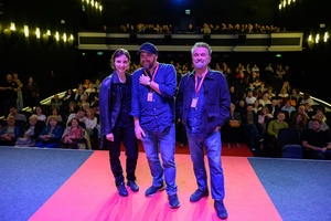 40. TNF: Dzień 7 (28.05.26) - Na scenie Marzenia pozujący do zdjęcia z widownią w tle twórcy filmu "Pojedynek" (od lewej): aktorka Anna Próchniak, reżyser Łukasz Palkowski, producent Marek Nowowiejski