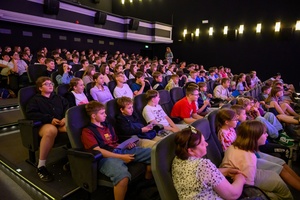 40. TNF: Dzień 7 (28.05.26) - Najmłodsi widzowie zasłuchani w odpowiedziach na pytania aktora Macieja Karasia podczas spotkania w sali Marzenia